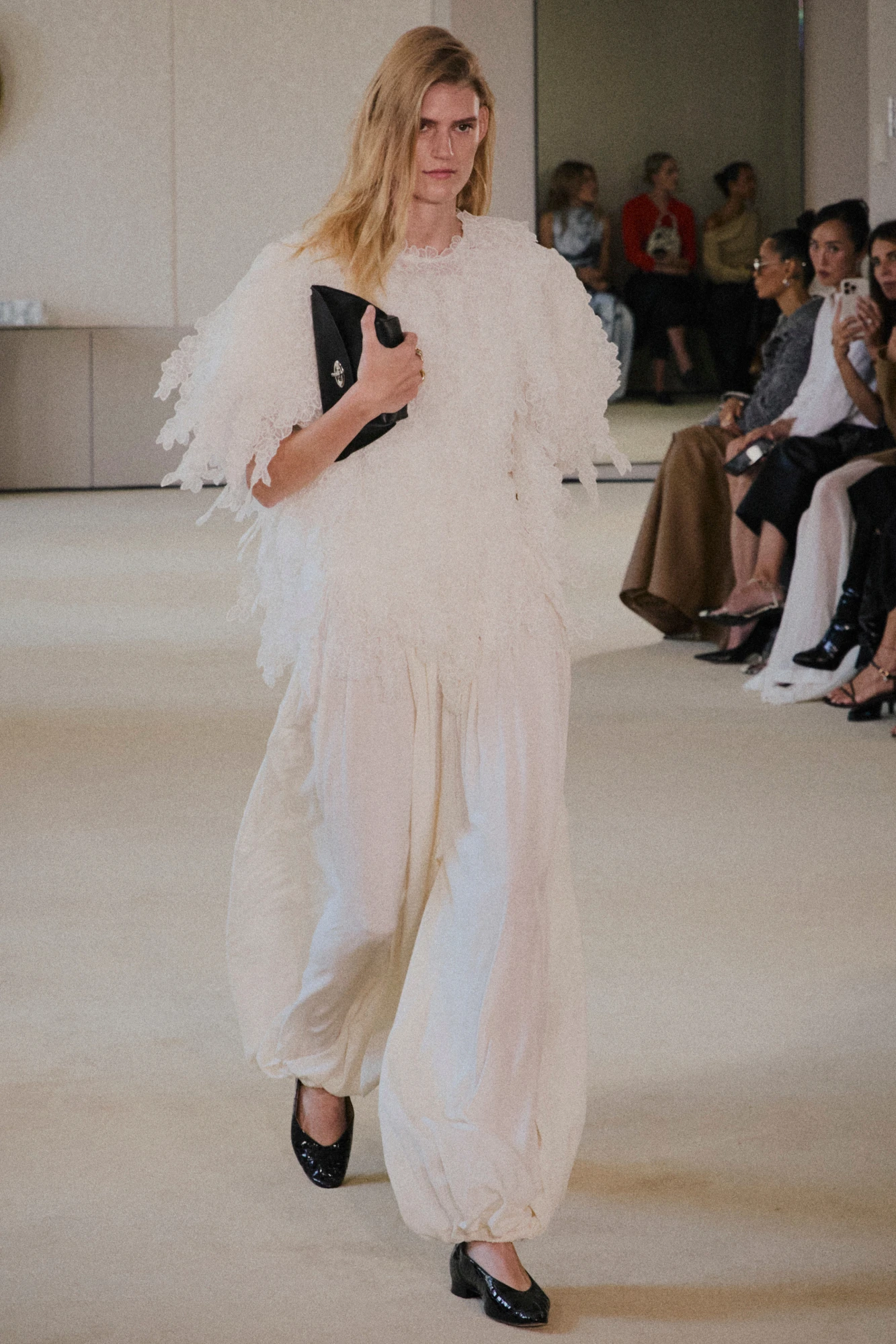 Тренди взуття весна-літо — 2026: Туфлі glove pumps 