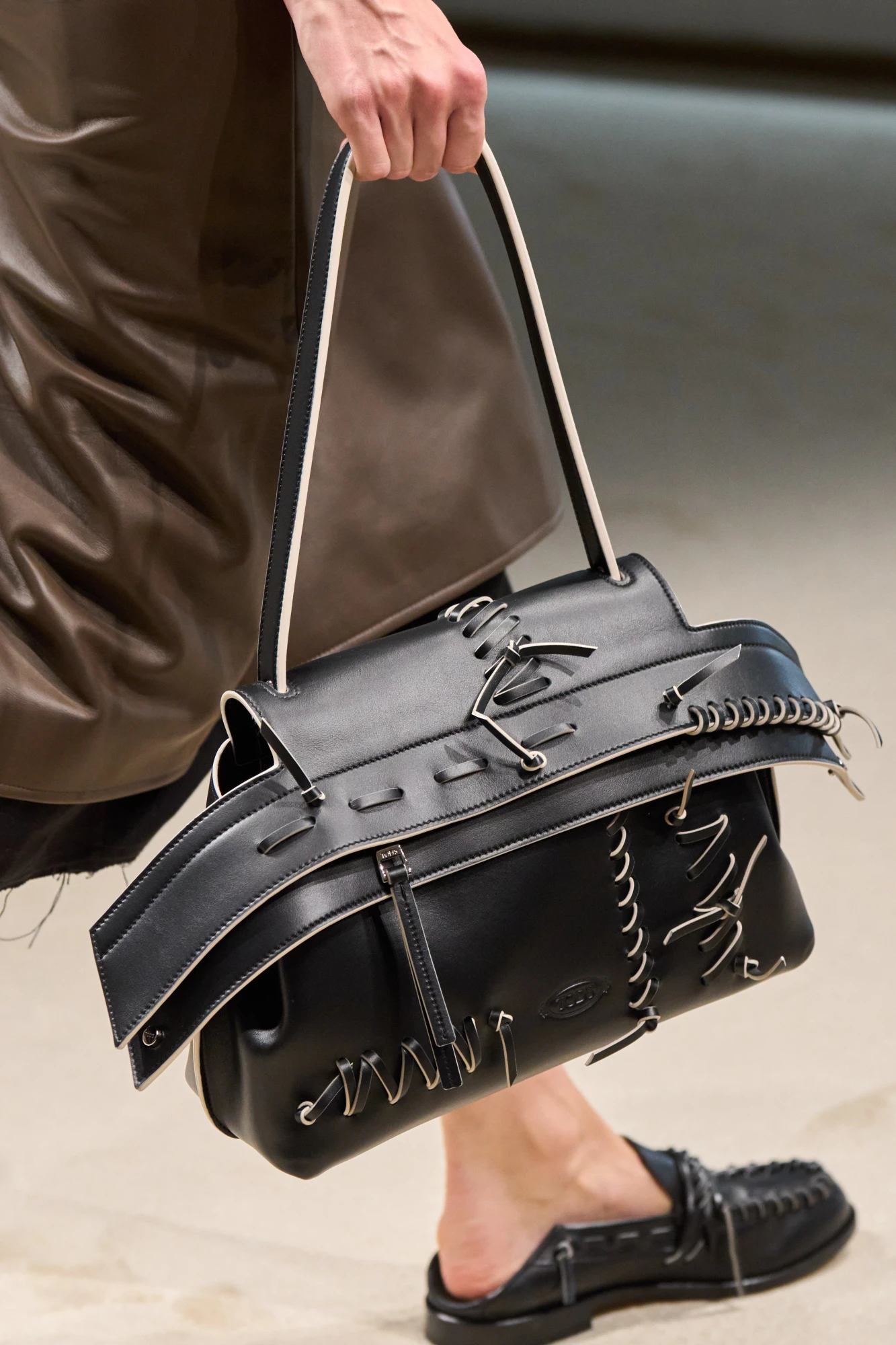 Тренди взуття весна-літо — 2026: Лофери з відкритою п’яткою 