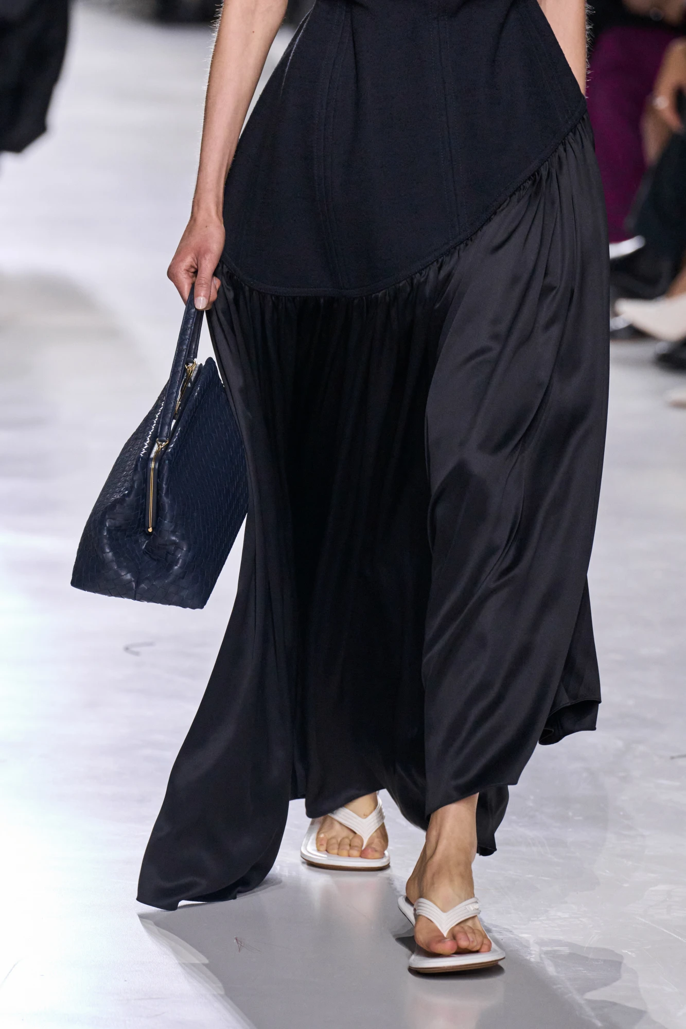 Тренди взуття весна-літо — 2026: В’єтнамки у різних інтерпретаціях 