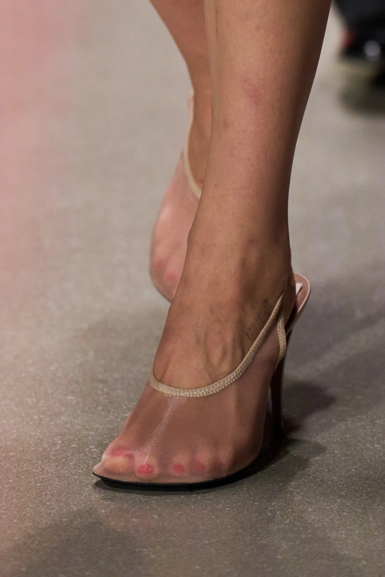 Тренди взуття весна-літо — 2026: Прозоре взуття 