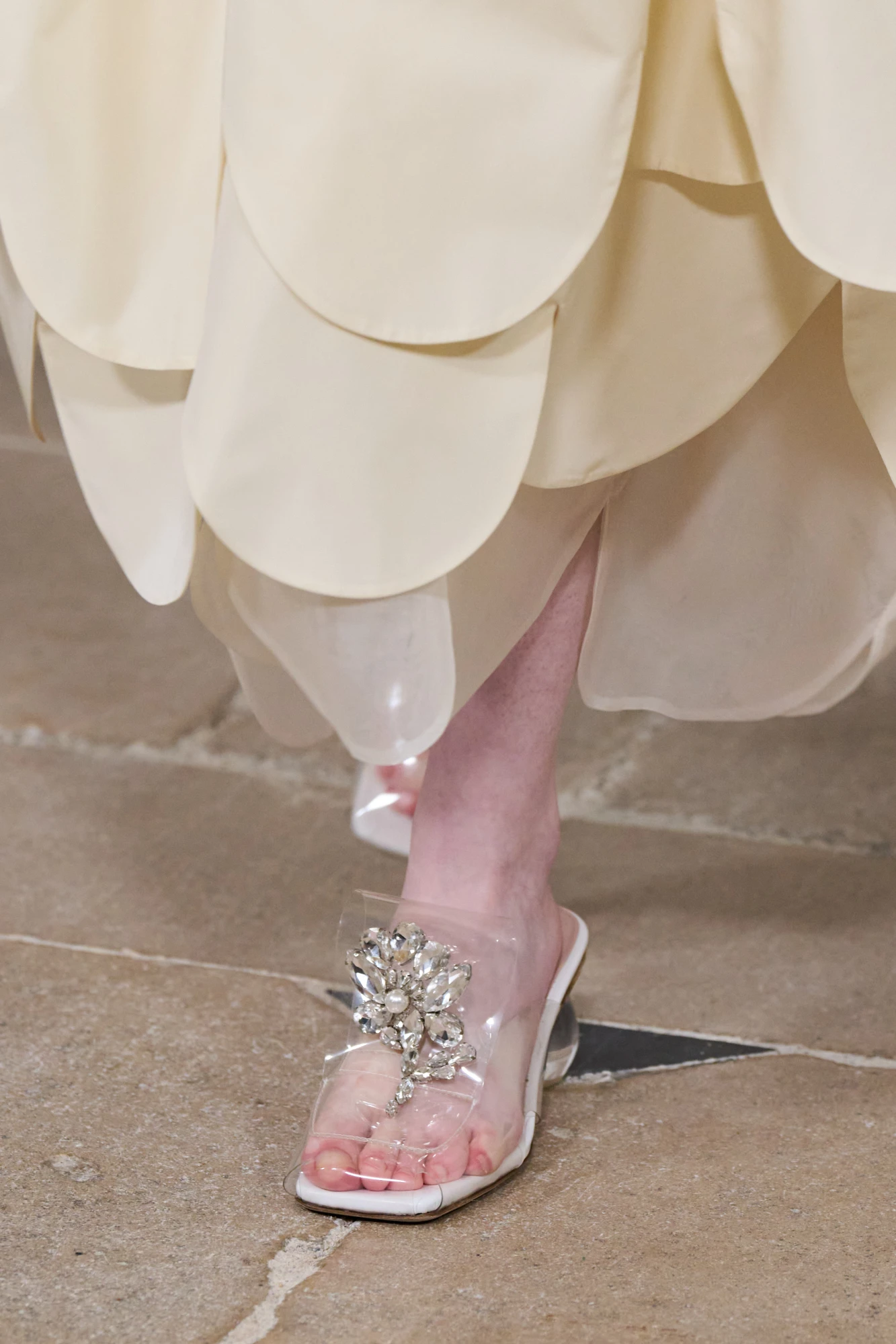 Тренди взуття весна-літо — 2026: Прозоре взуття 