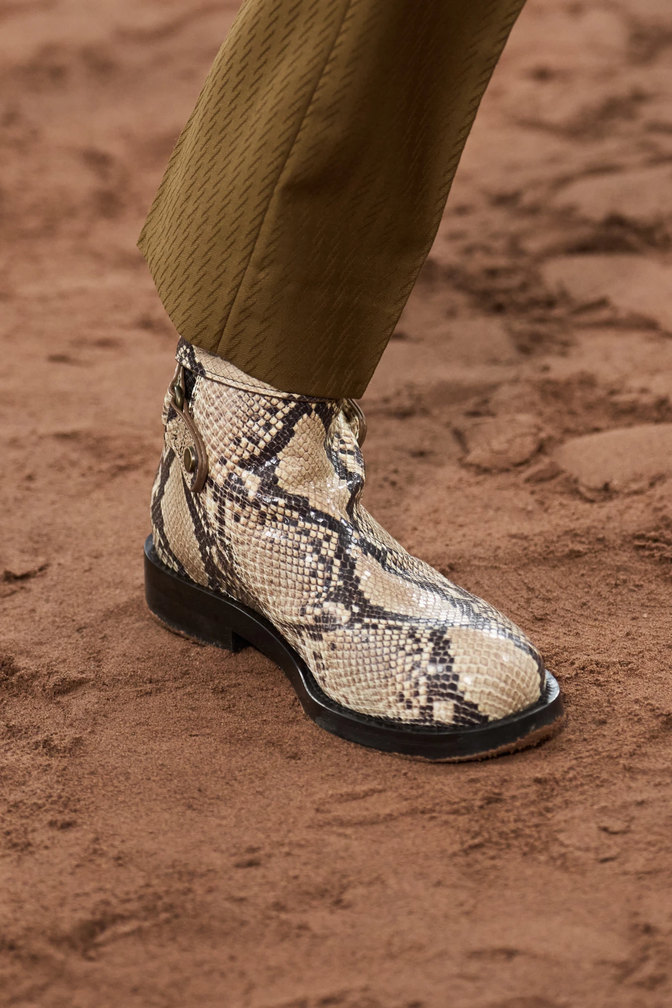 Тренди взуття весна-літо — 2026: Взуття з анімалістичним принтом 