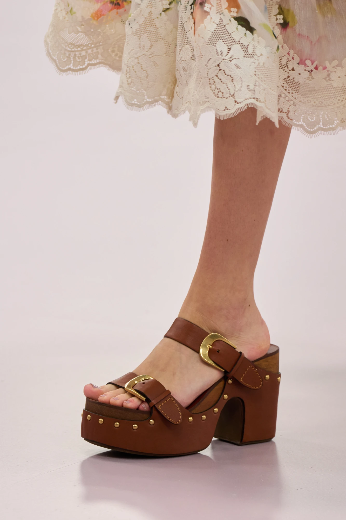 Тренди взуття весна-літо — 2026: Клоги у ретростилі 