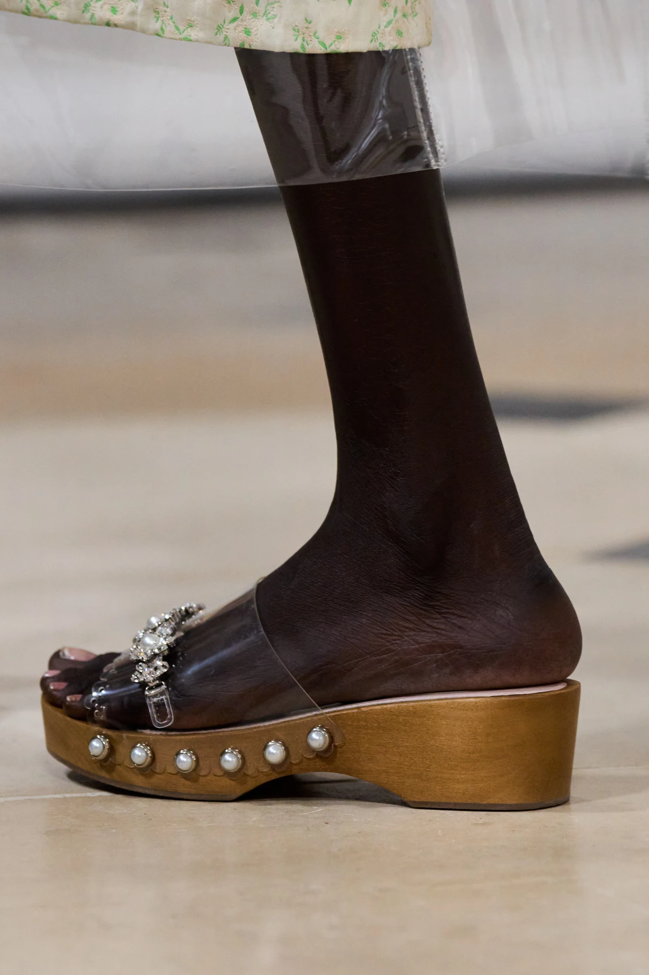 Тренди взуття весна-літо — 2026: Клоги у ретростилі 