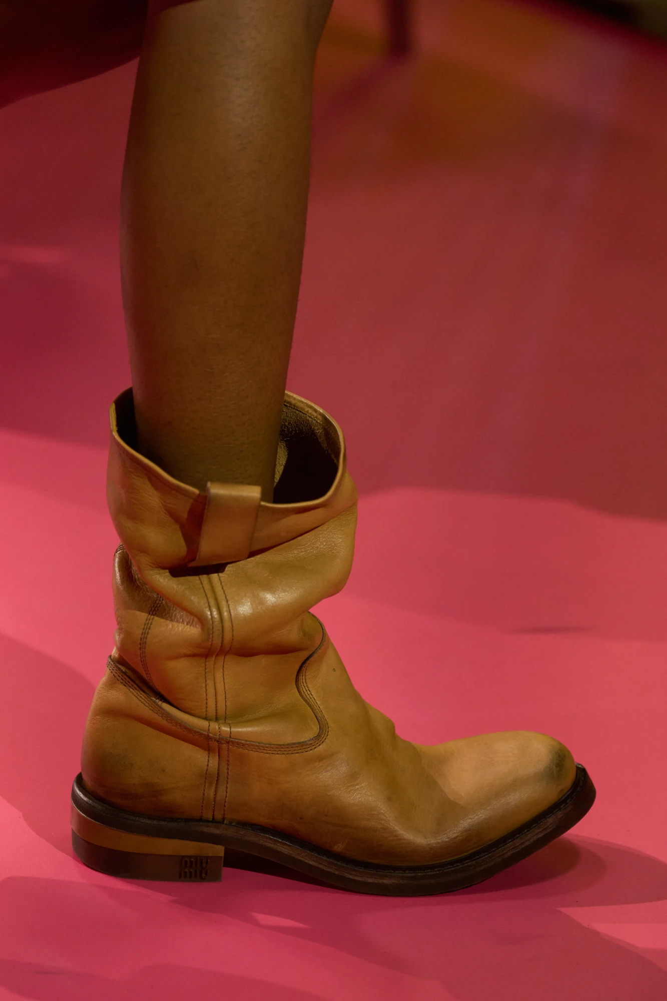 Тренди взуття весна-літо — 2026: Взуття з ефектом зношеності 