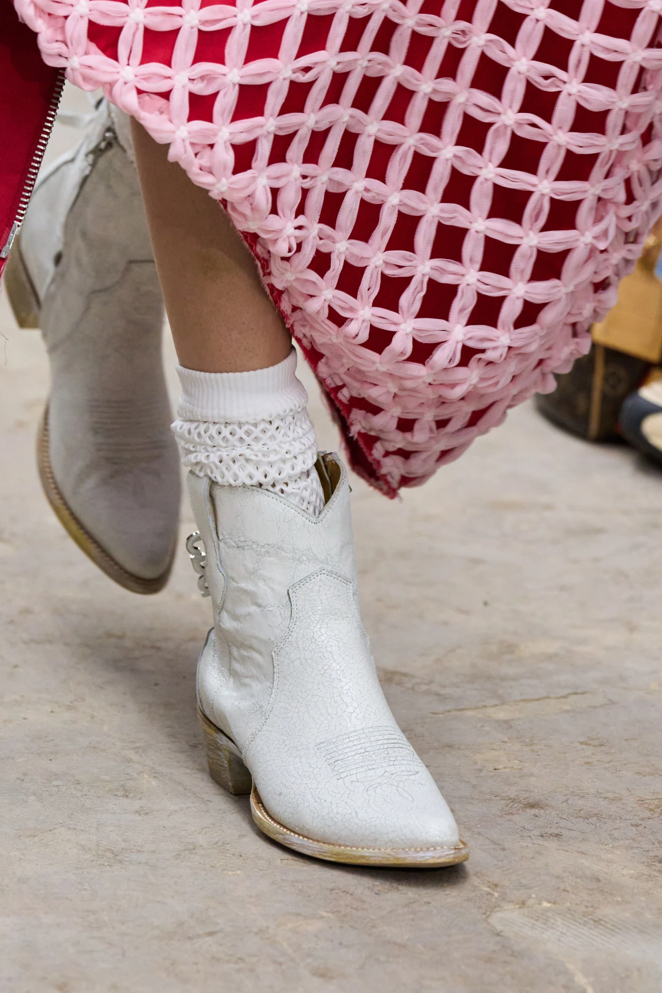 Тренди взуття весна-літо — 2026: Взуття з ефектом зношеності 