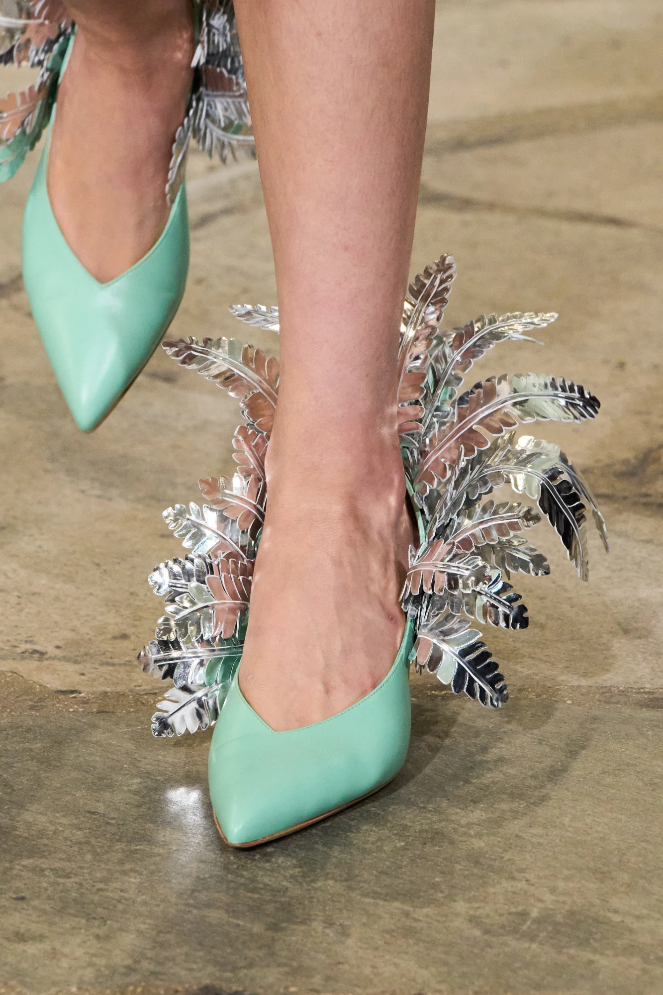 Тренди взуття весна-літо — 2026: Взуття з яскравим декором 