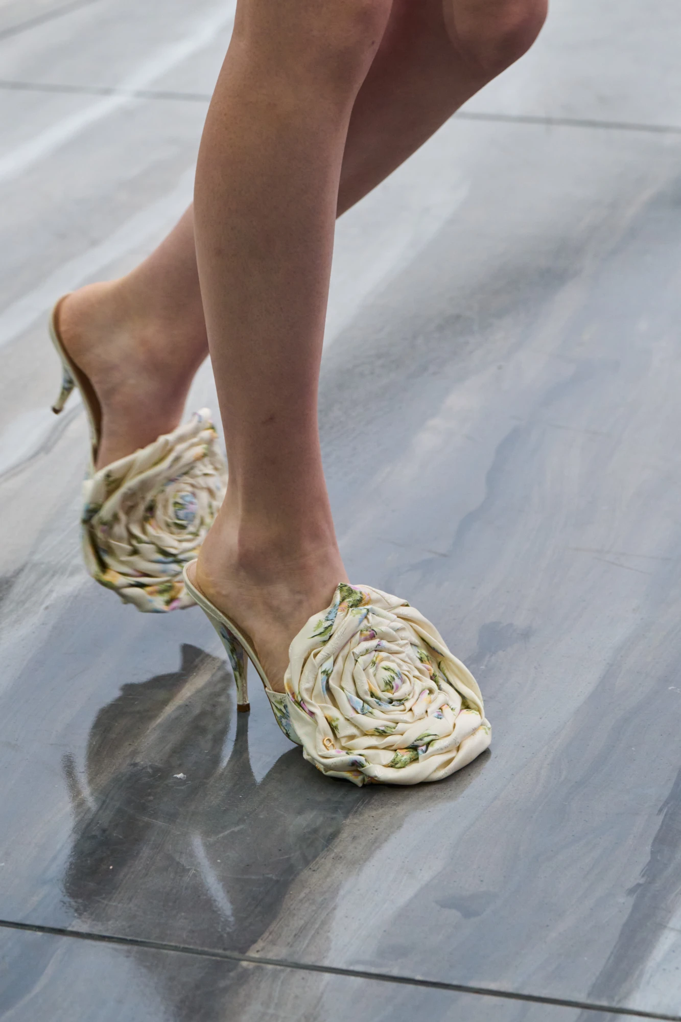 Тренди взуття весна-літо — 2026: Взуття з квітами 