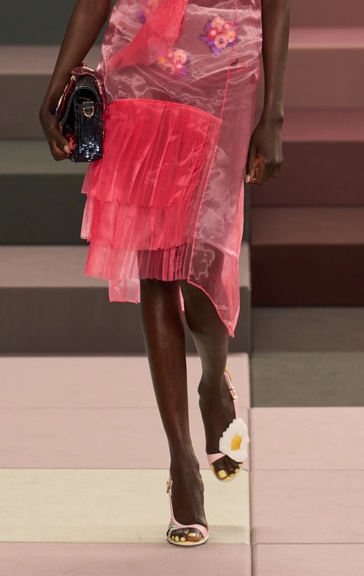 Тренди взуття весна-літо — 2026: Взуття з квітами 