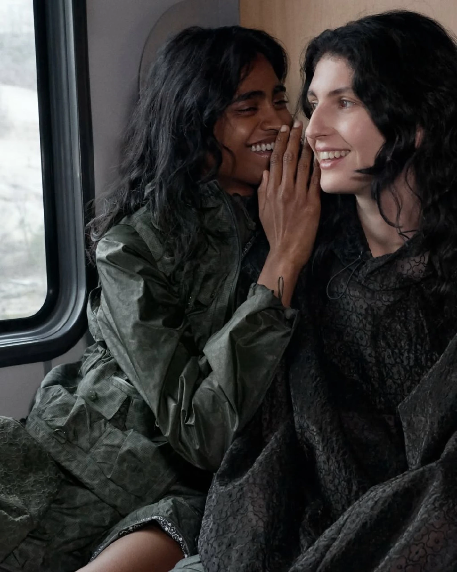 Де купувати наймодніші вітрівки на весну та літо 2026 року 