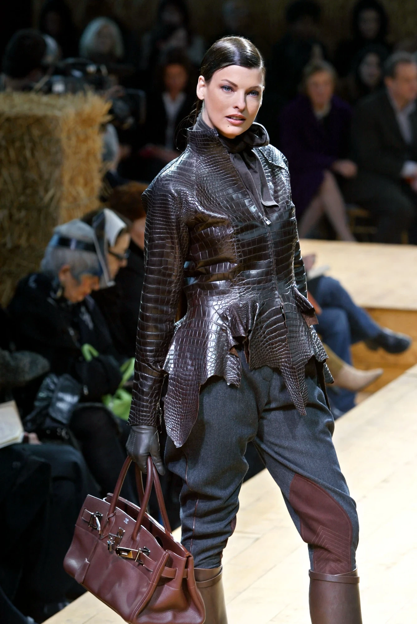 ЛІНДА ЄВАНГЕЛІСТА З СУМКОЮ SHOULDER BIRKIN НА ШОУ HERMÈS ОСІНЬ-ЗИМА — 2004