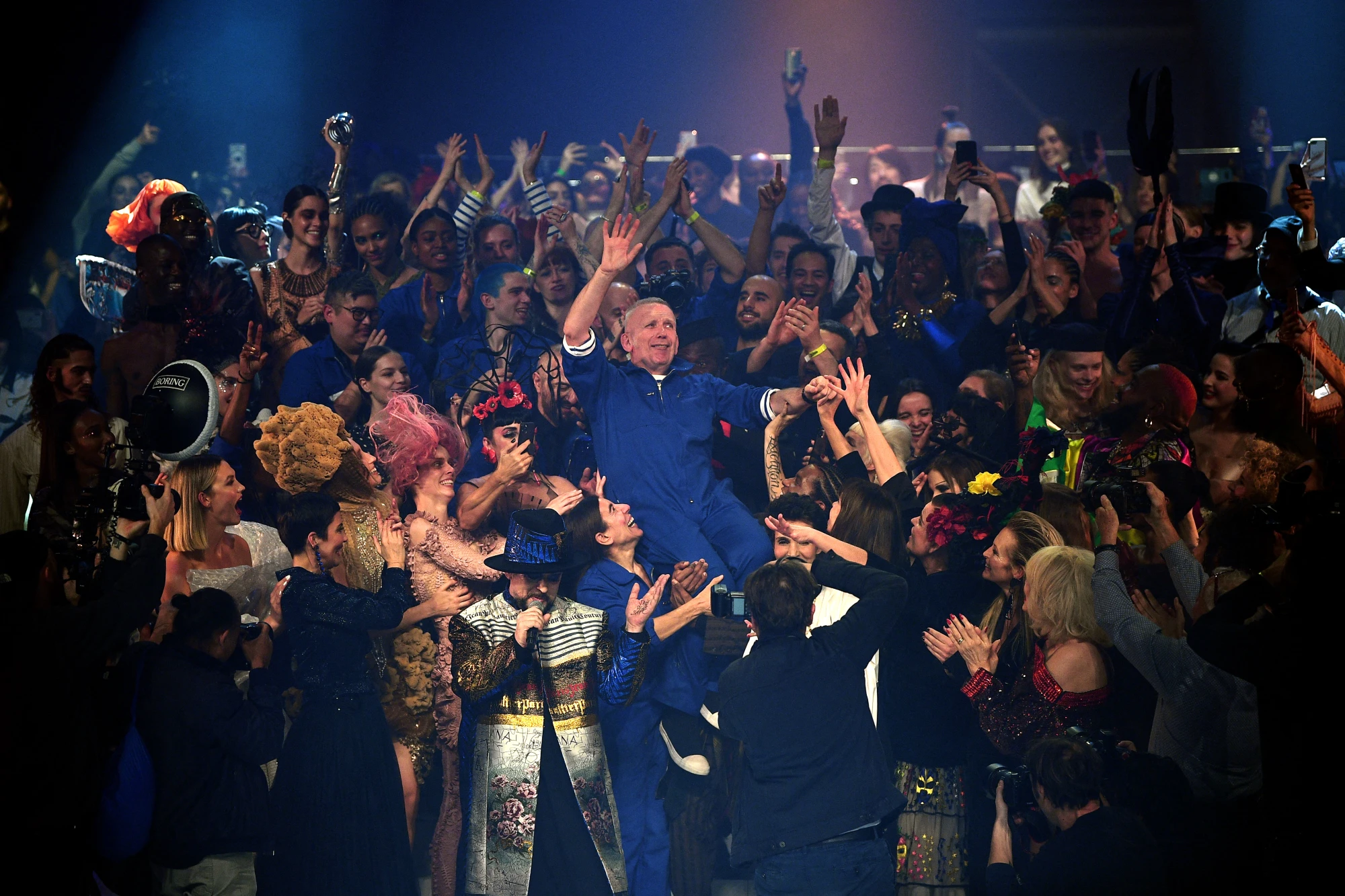 Святкування Жана-Поля Готьє під час ювілейного та останнього показу Jean Paul Gaultier haute couture у січні 2020 року