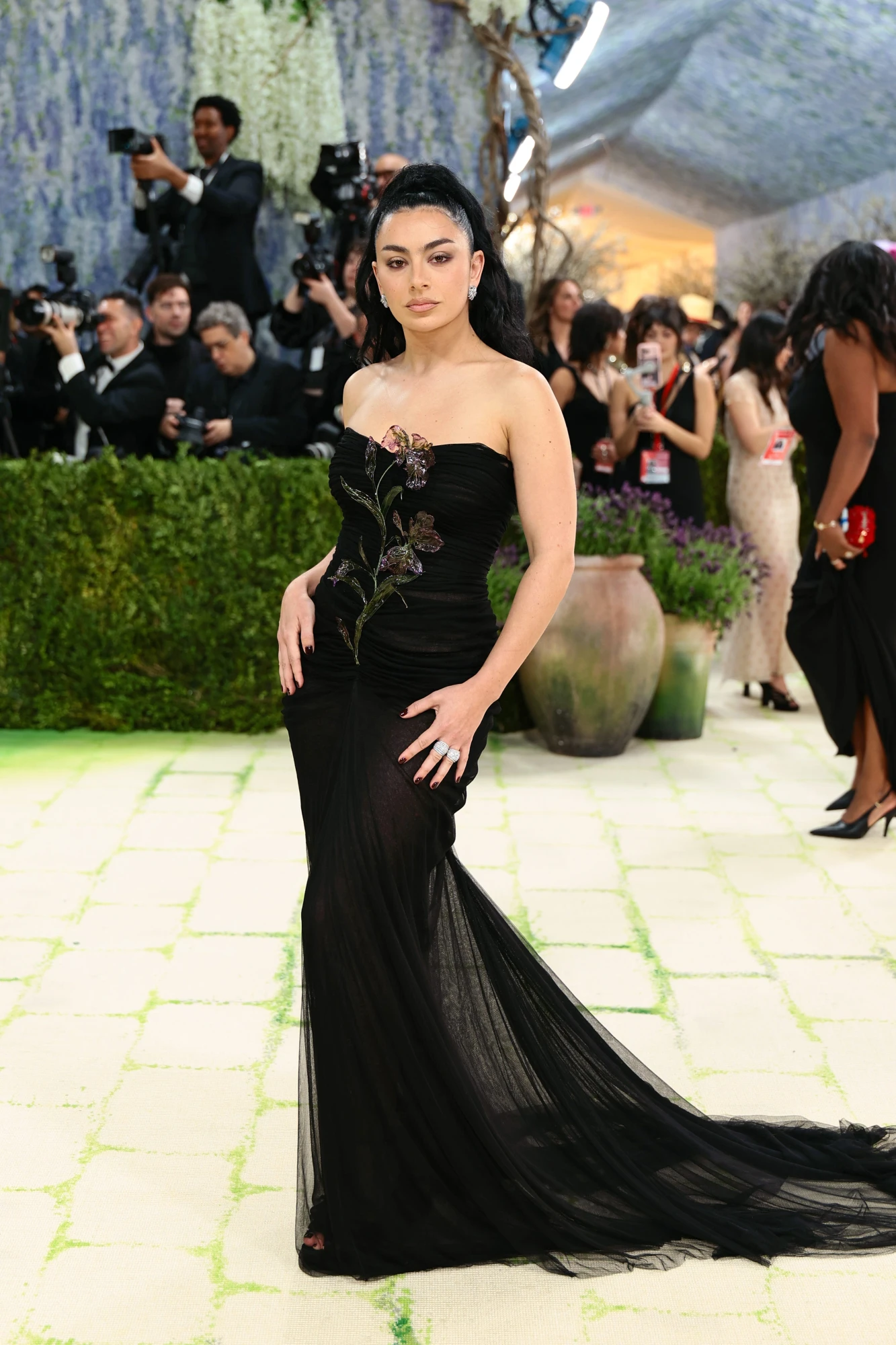Charli XCX у Saint Laurent на балу Інституту костюма Met Gala 2026