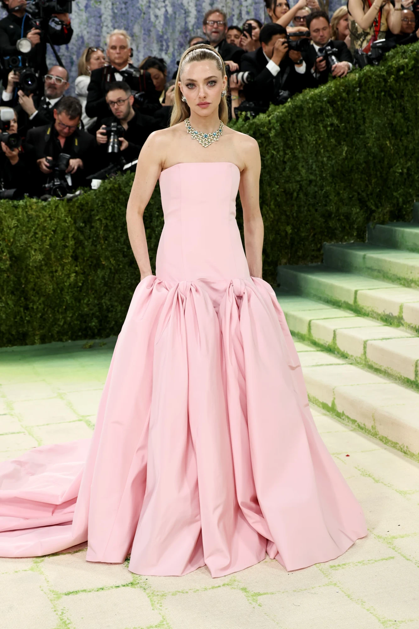 Аманда Сейфрід у Prada на балу Інституту костюма Met Gala 2026