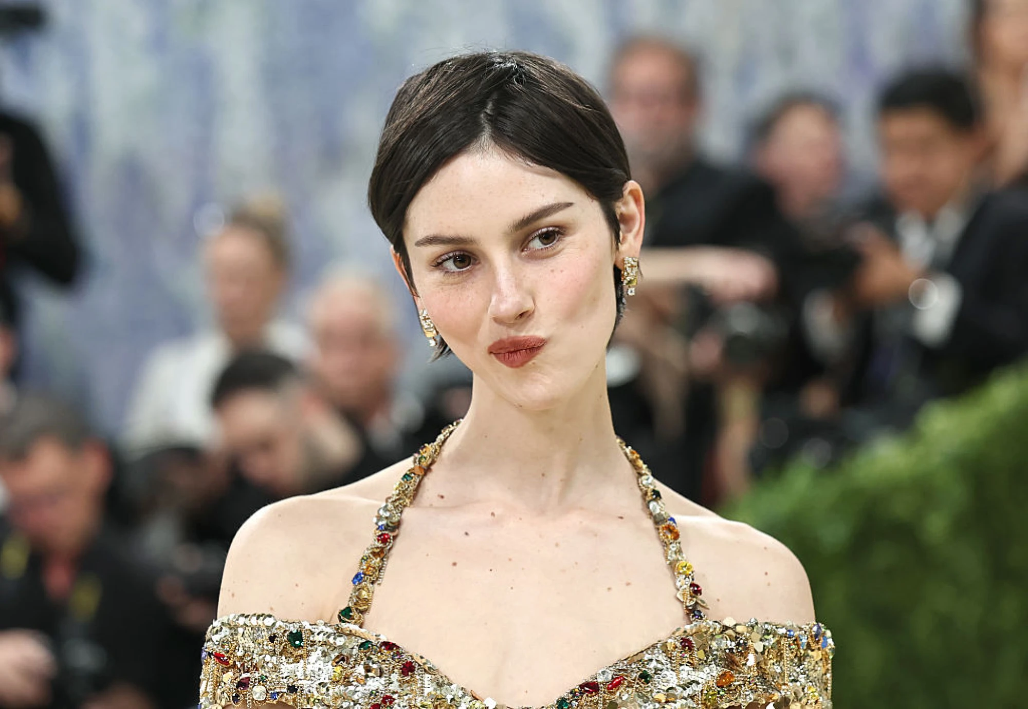 Грейс Абрамс Met Gala 2026 макіяж без макіяжу природний образ