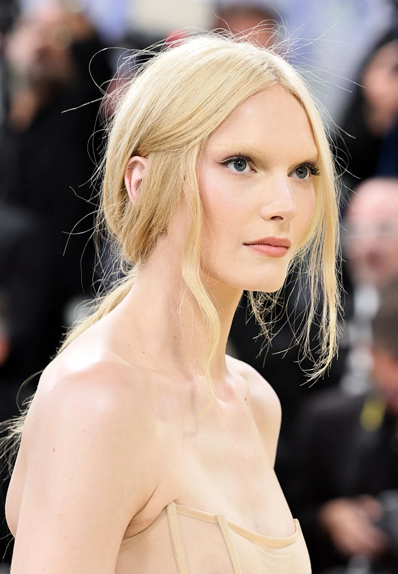 Алекс Консані Met Gala 2026 макіяж без макіяжу сяюча шкіра знебарвлені брови