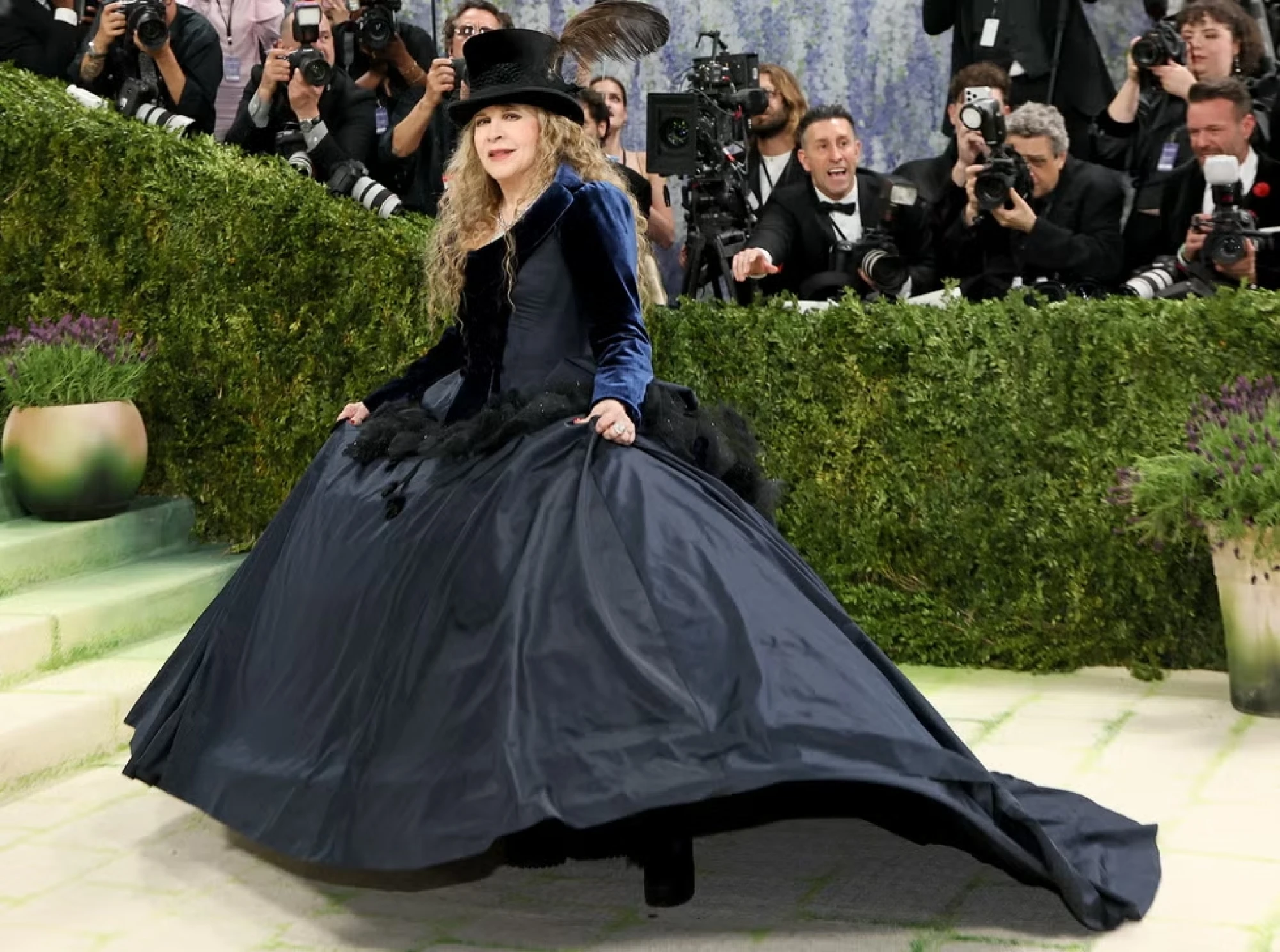 Перший погляд на дизайни Джона Гальяно для ZARA на Met Gala 2026