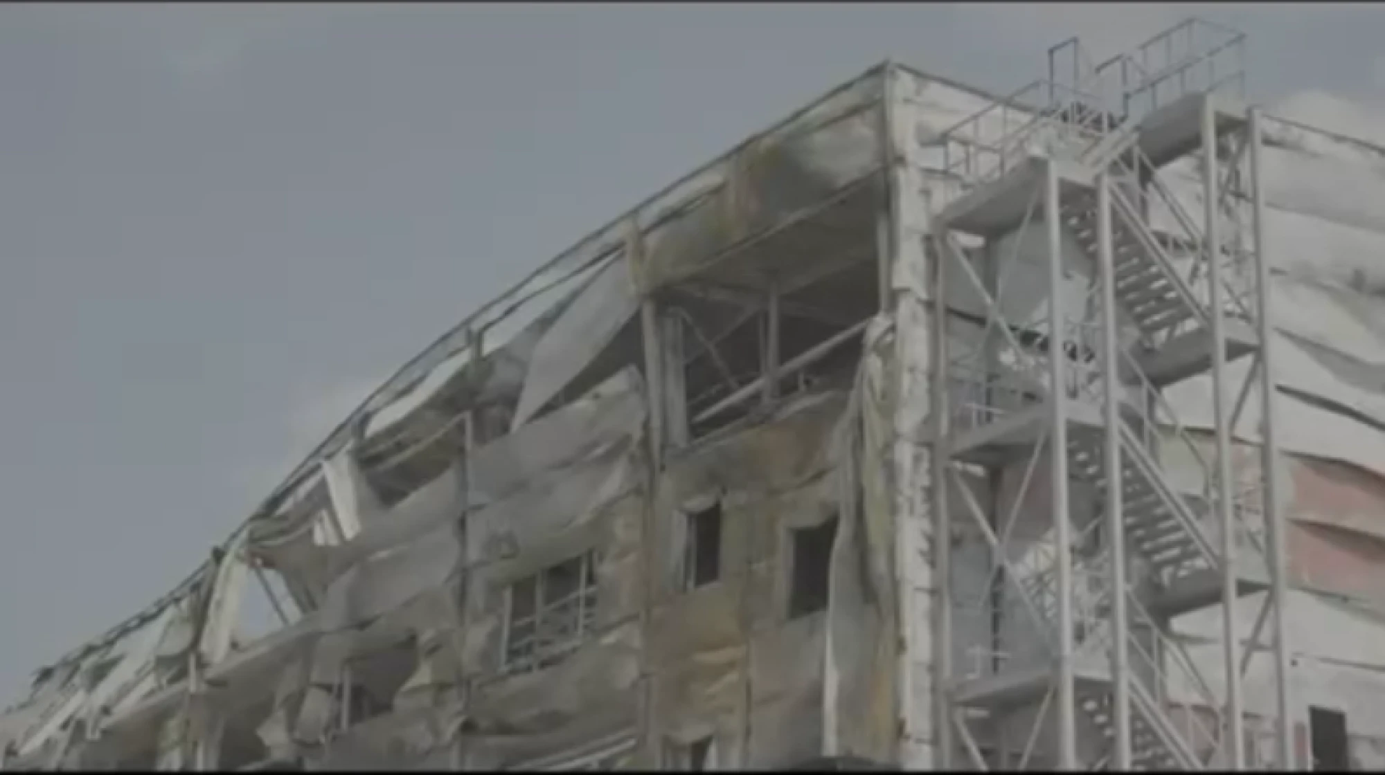 Три досконало пропорційні сфери та військовий камуфляж, пофарбований у біле