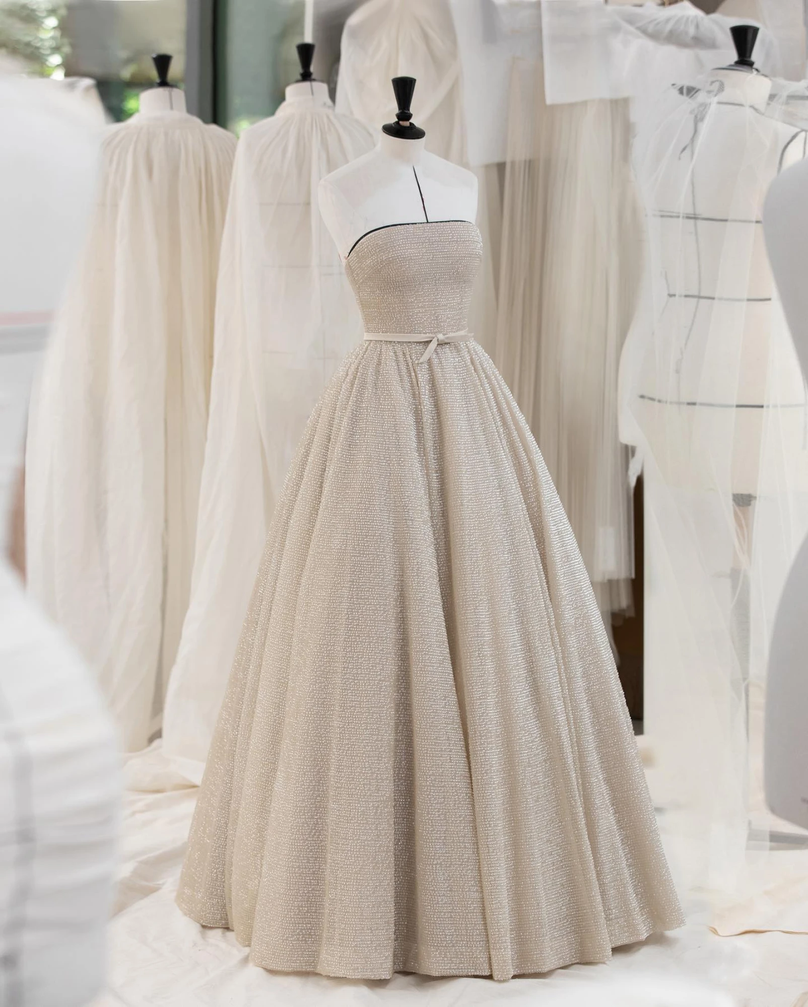 Аня Тейлор-Джой у ніжній сукні Dior на Каннському кінофестивалі 