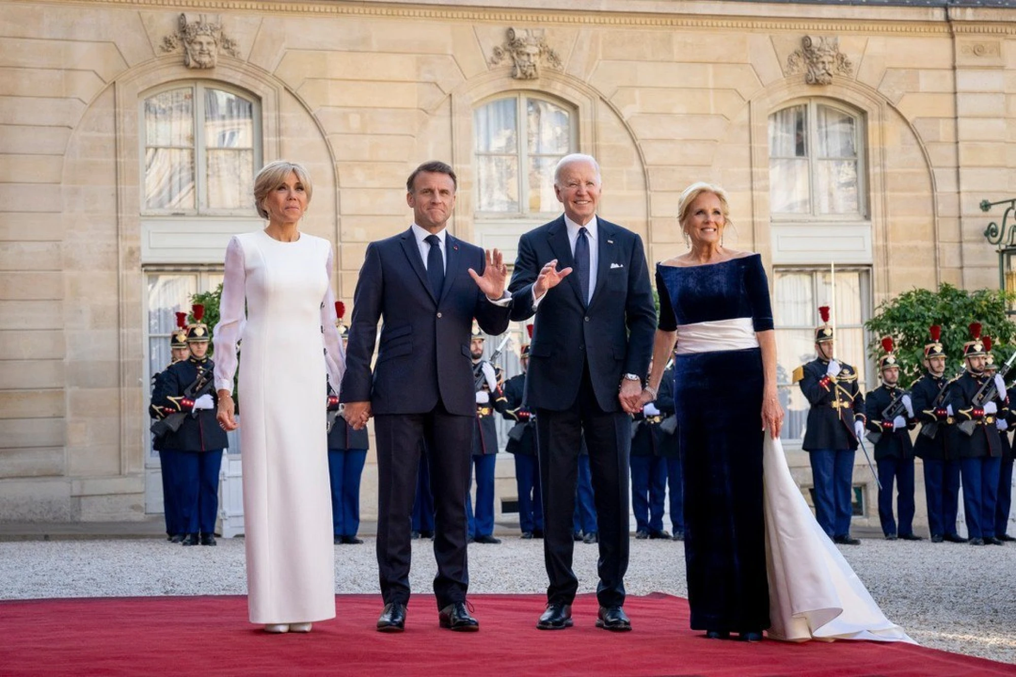 Сальма Гаєк разом з Джилл Байден і Бріжит Макрон відвідала прийом президента Франції