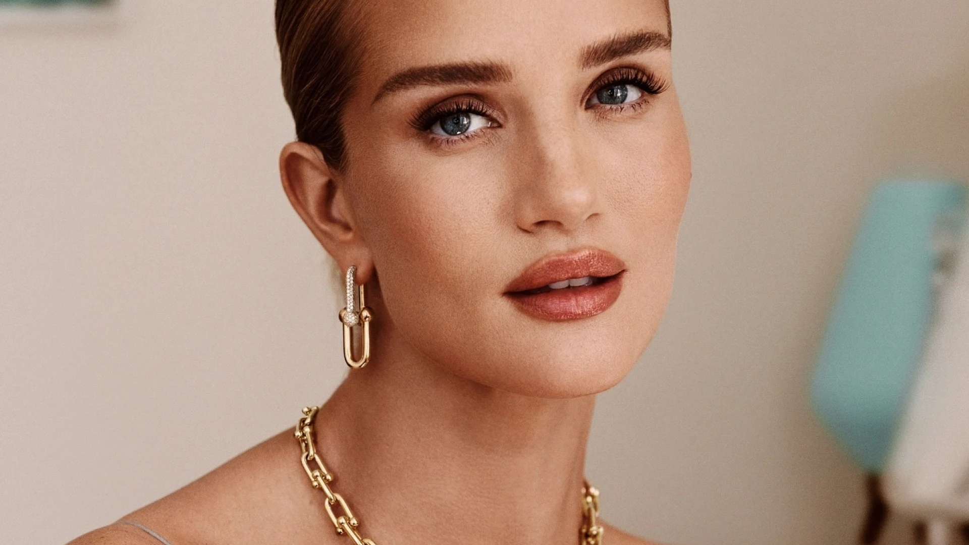 Роузі Гантінгтон-Вайтлі показала, як поєднувати золоті прикраси із сукнею кольору металік, у новій кампанії Tiffany & Co. 