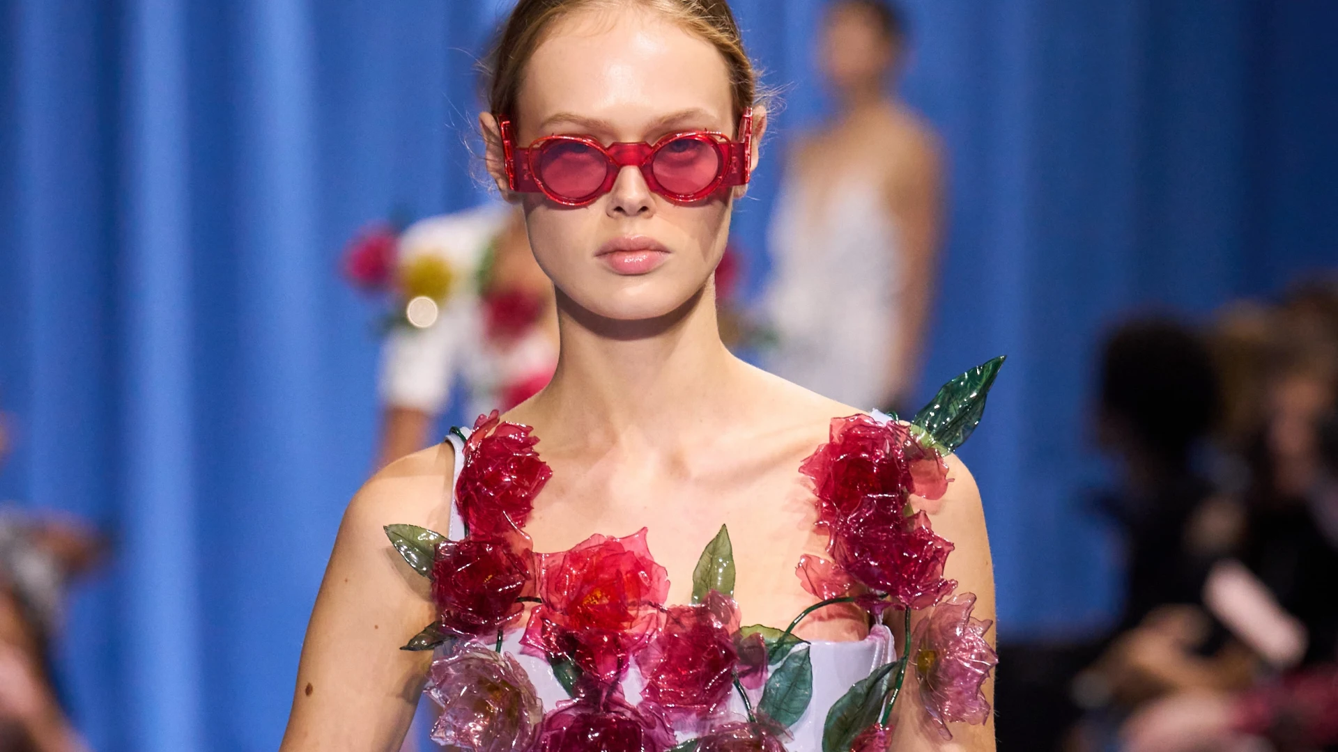 Об'ємні квіти на одязі — великий тренд 2024 року. Усе про те, як його носити й на які бренди звернути увагу