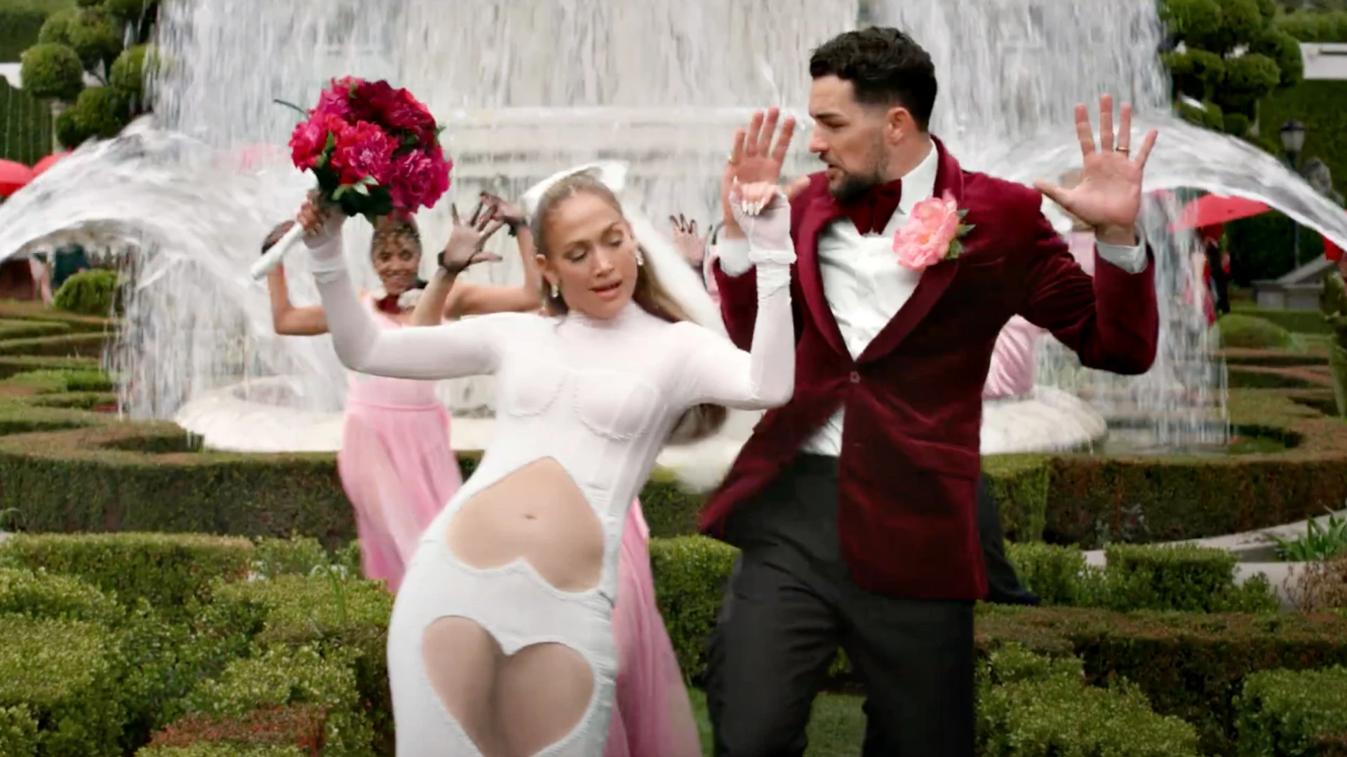 Дженніфер Лопес виходить заміж у сукні FROLOV в новому кліпі
