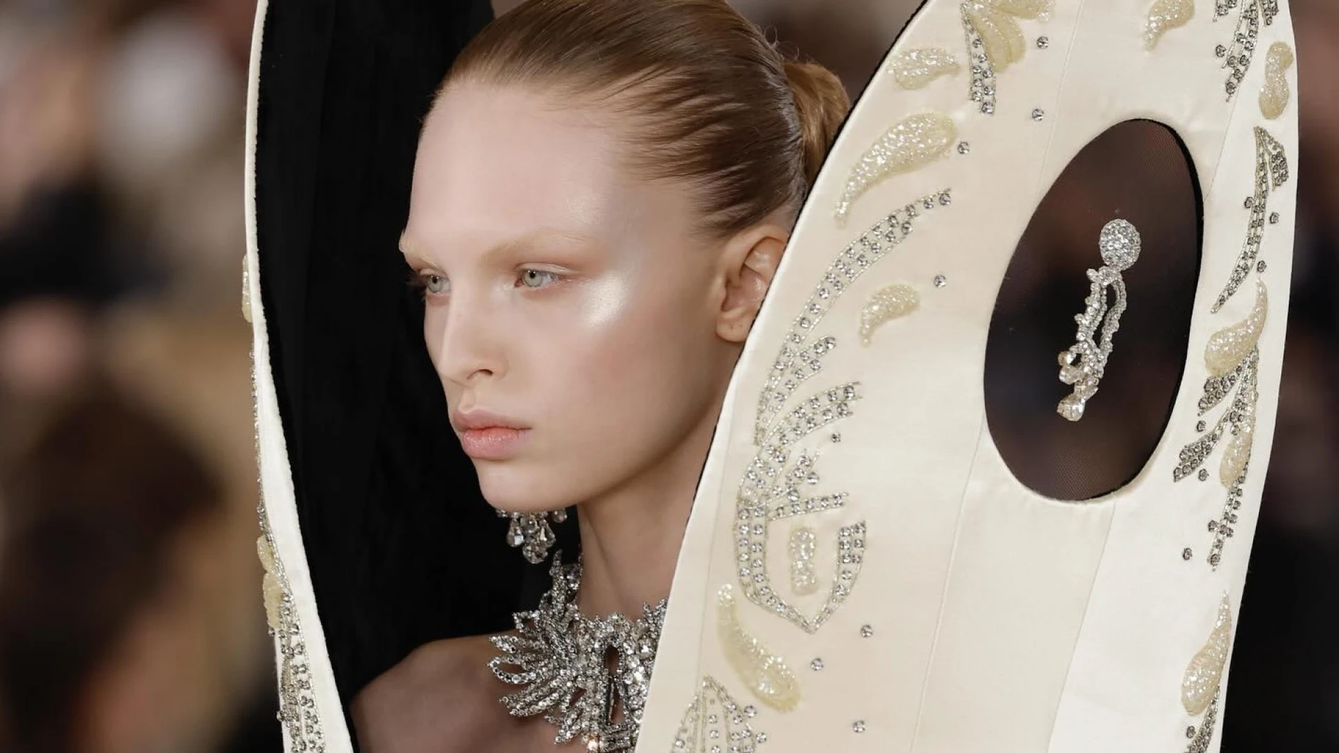 Schiaparelli Haute Couture Spring 2024: космічні мотиви і навіть немовля з комп'ютерних мікросхем