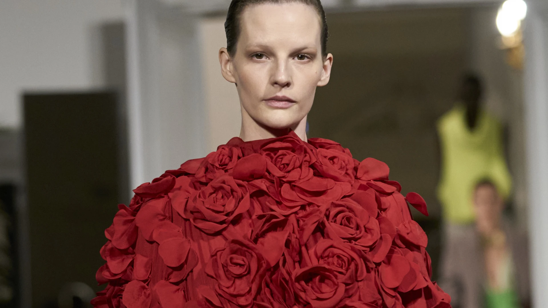 Valentino Haute Couture Spring 2024: блиск, обʼємні фактури та прозорі тканини