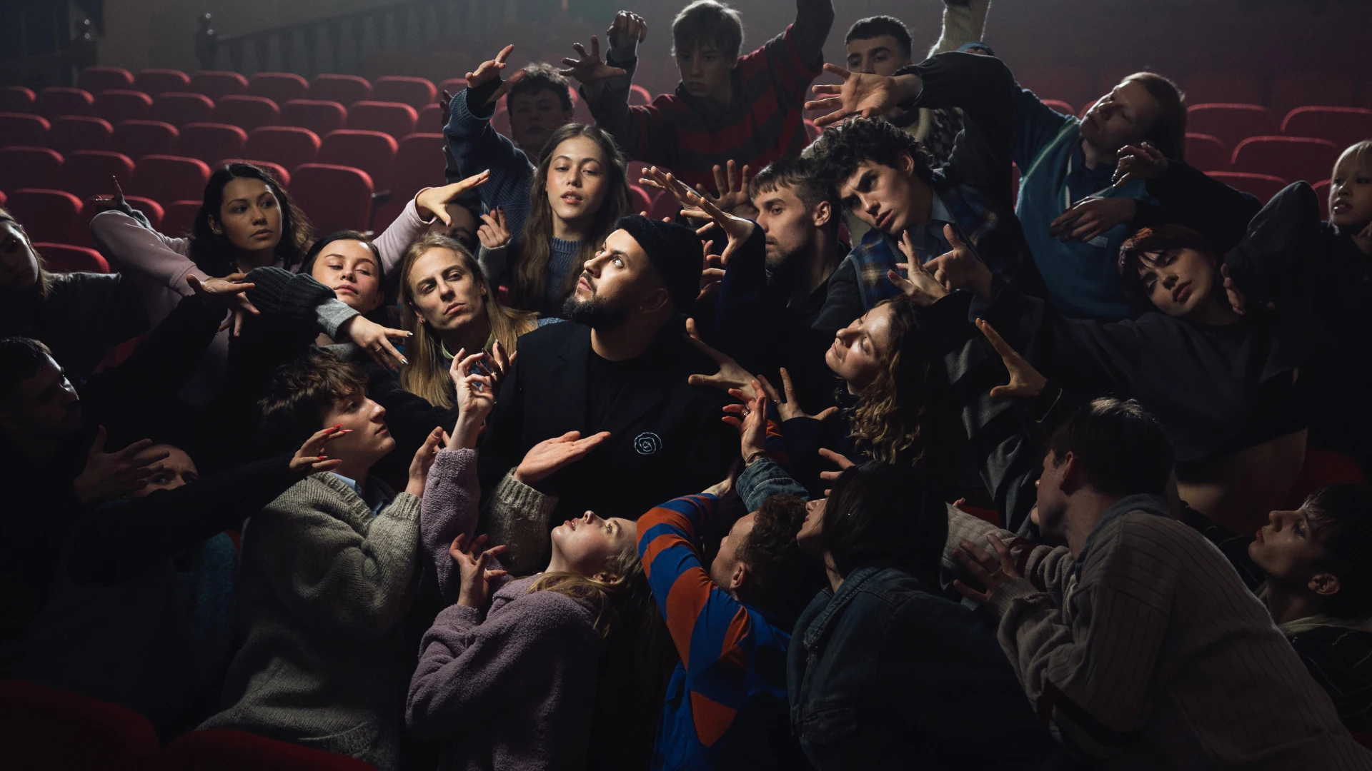 Дивимося новий кліп MONATIK, натхнений мистецтвом танцю та українським театром
