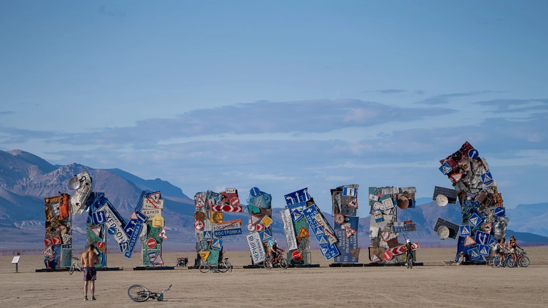 Українську інсталяцію на Burning Man створили з пошкоджених війною вуличних знаків