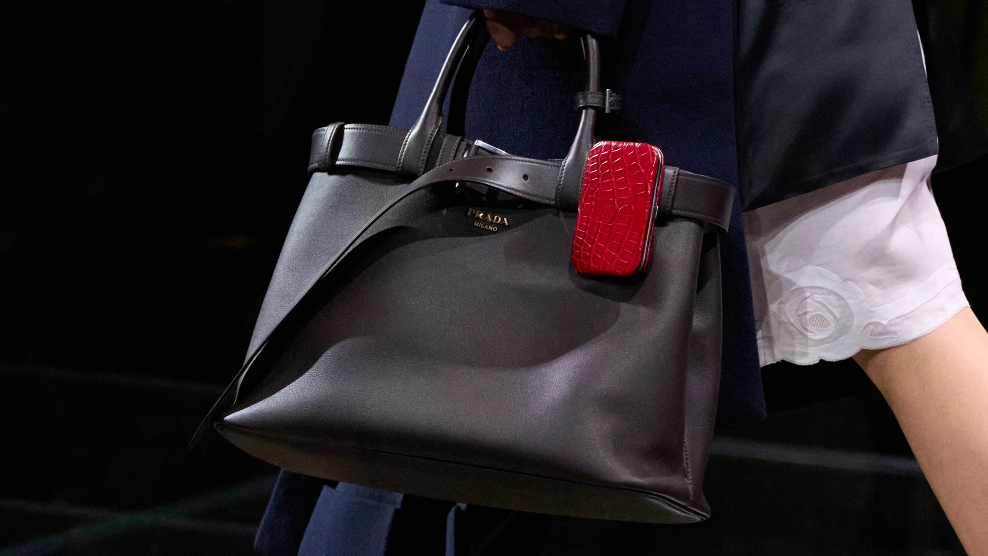 Сумка Prada Buckle: Міучча Прада і Раф Сімонс створили новий «It-аксесуар»