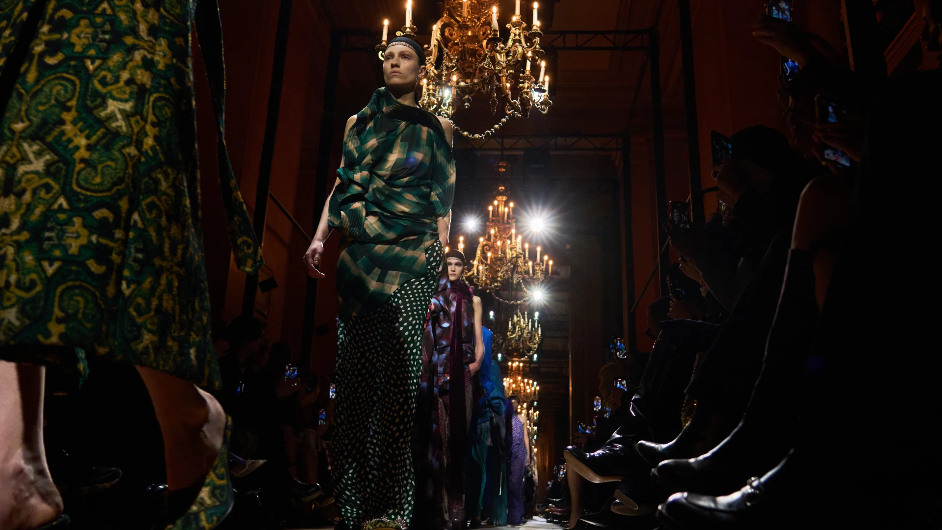 Dries Van Noten осінь-зима — 2025/26: дебют Джуліана Клаузнера на посаді креативного директора 