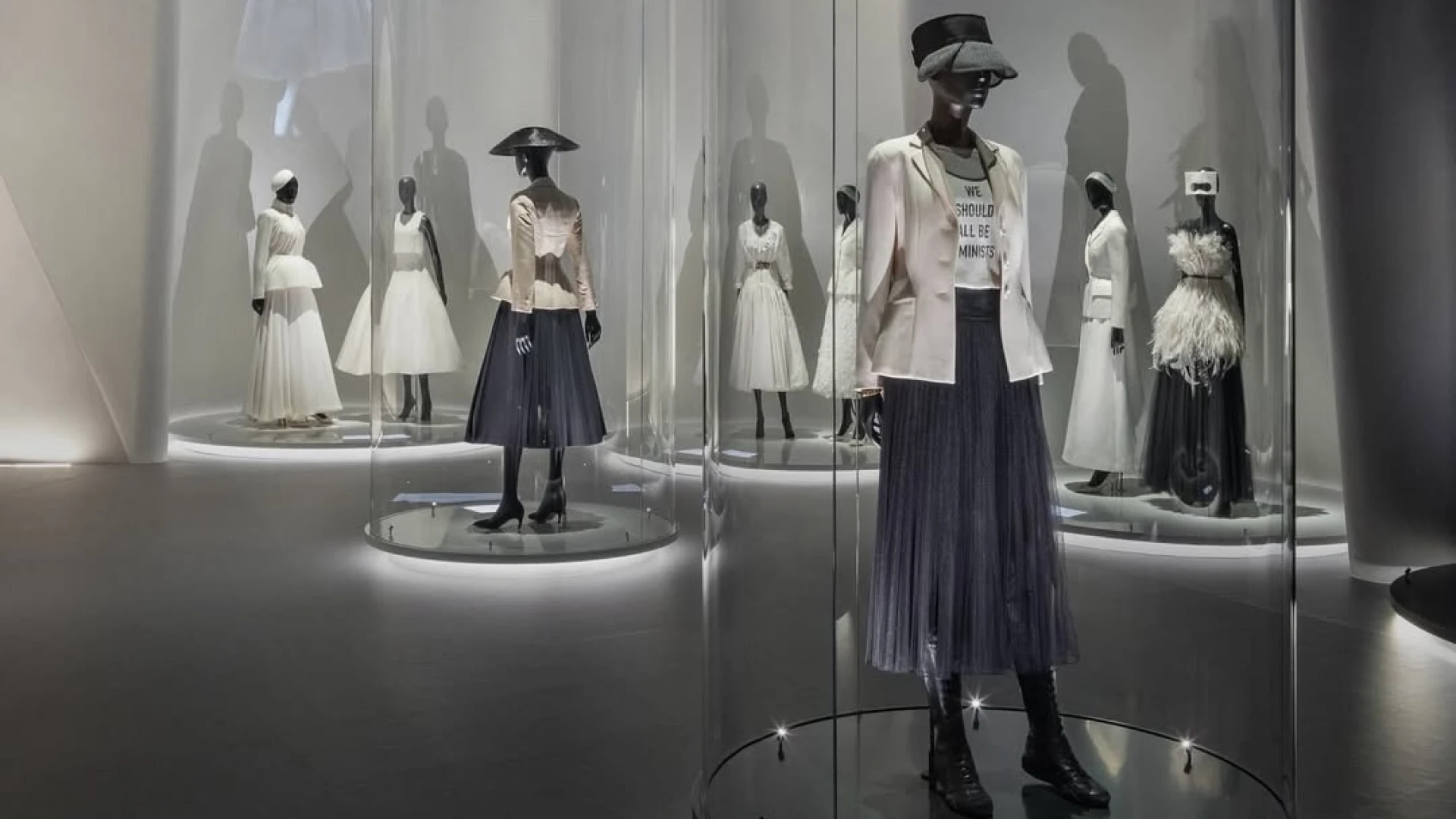 Dior представляє ретроспективну виставку «Дизайнер Мрій» у Сеулі 
