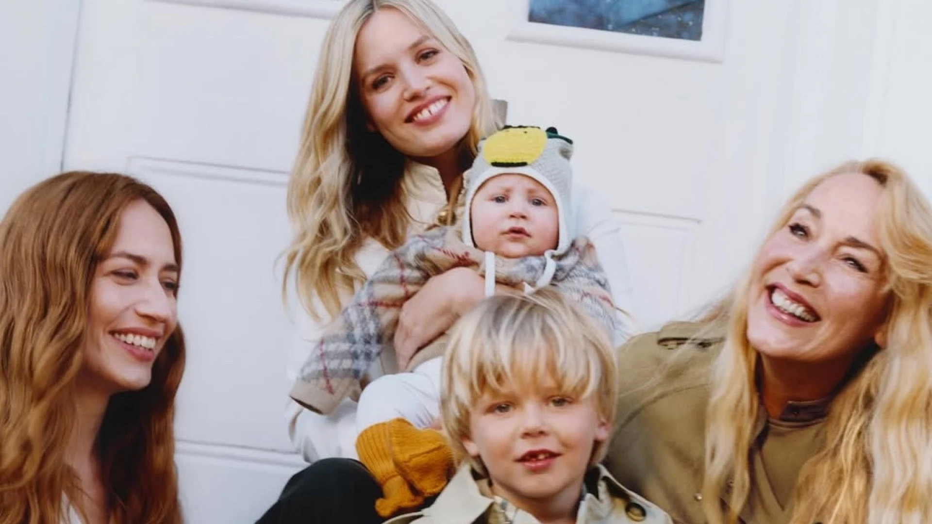 Три покоління родини Джеррі Холл для Burberry: святкування материнства в новій кампанії
