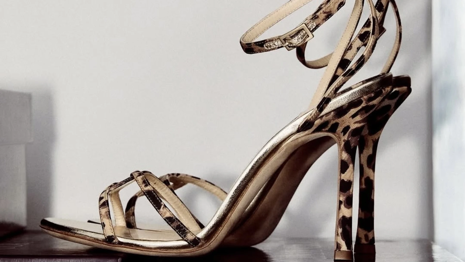 Jimmy Choo представив капсульну колекцію, натхнену архівами бренду 1997–2001 років