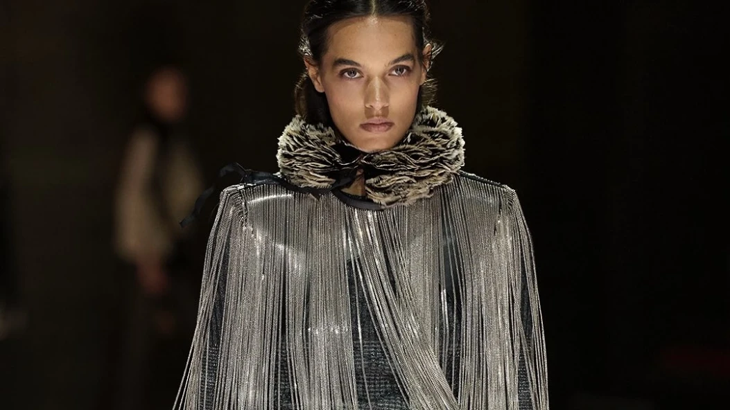 Louis Vuitton Cruise 2026: середньовічні силуети та фемінні форми