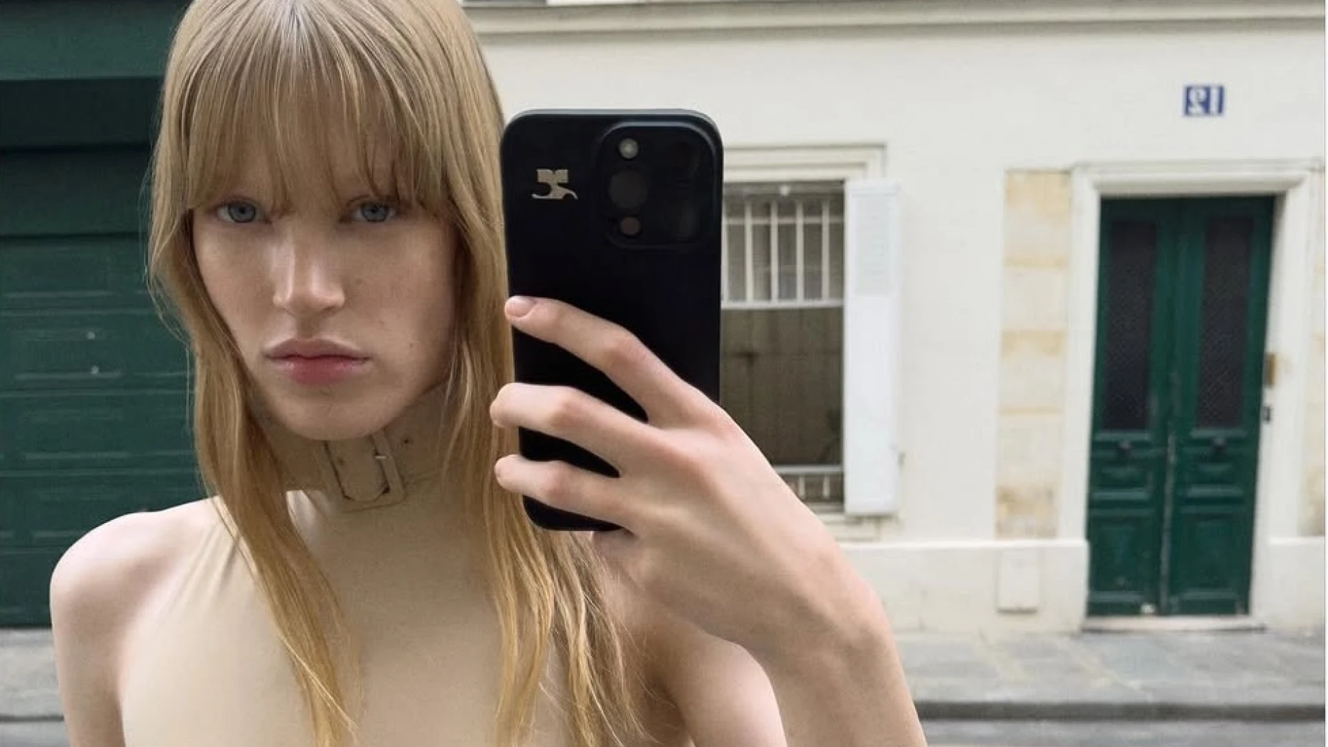 Селфі замість кампейну: як Courrèges віддав камеру моделям і створив новий погляд на моду