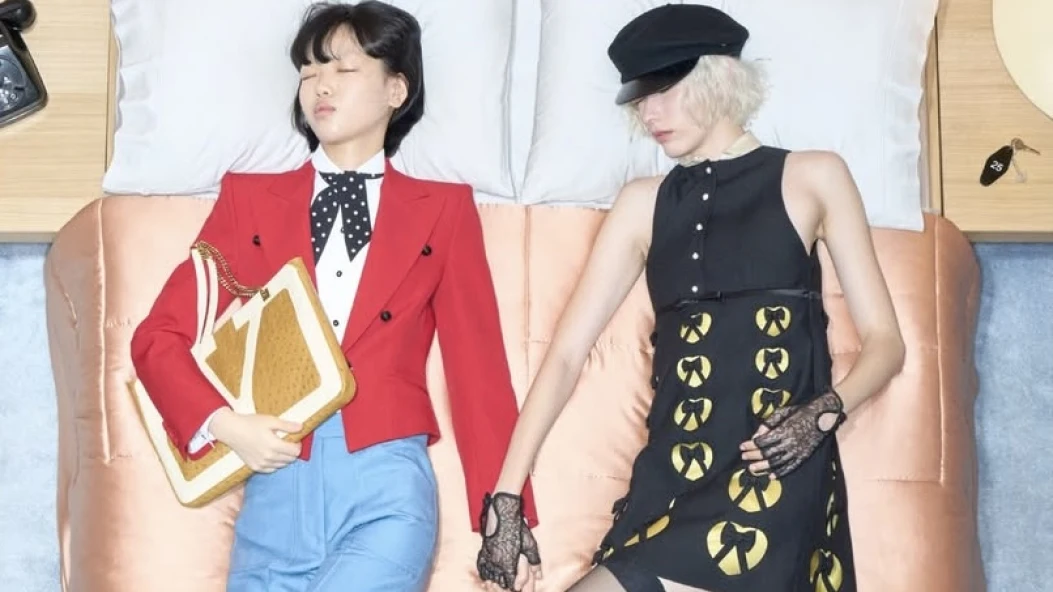 На ліжку з Valentino: роздивляємося новий лукбук Resort 2026 від Алессандро Мікеле