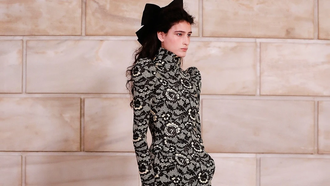 Marc Jacobs осінь-зима — 2025/26: продовження лялькового переосмислення форм і гіперболізованості 
