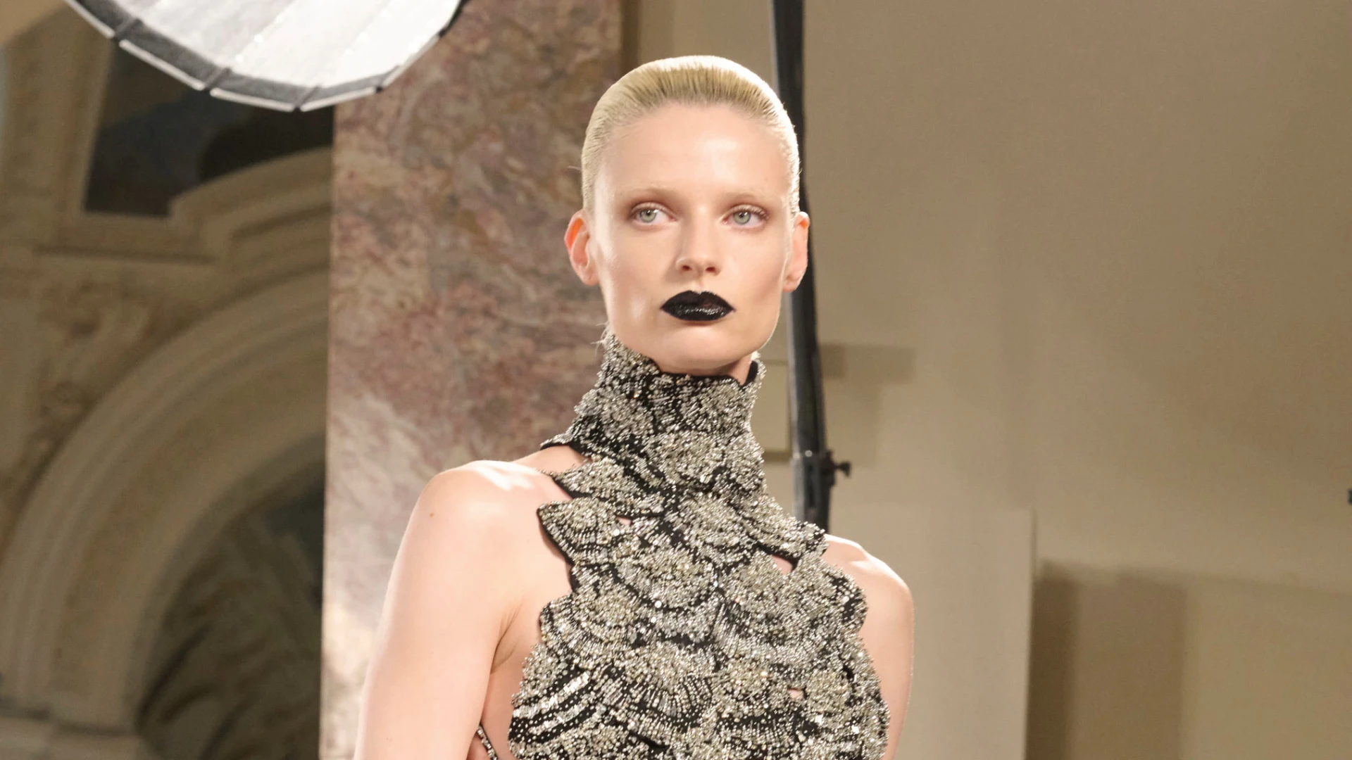 Трендовий мейкап губ, помічений на показі Schiaparelli FW 2026