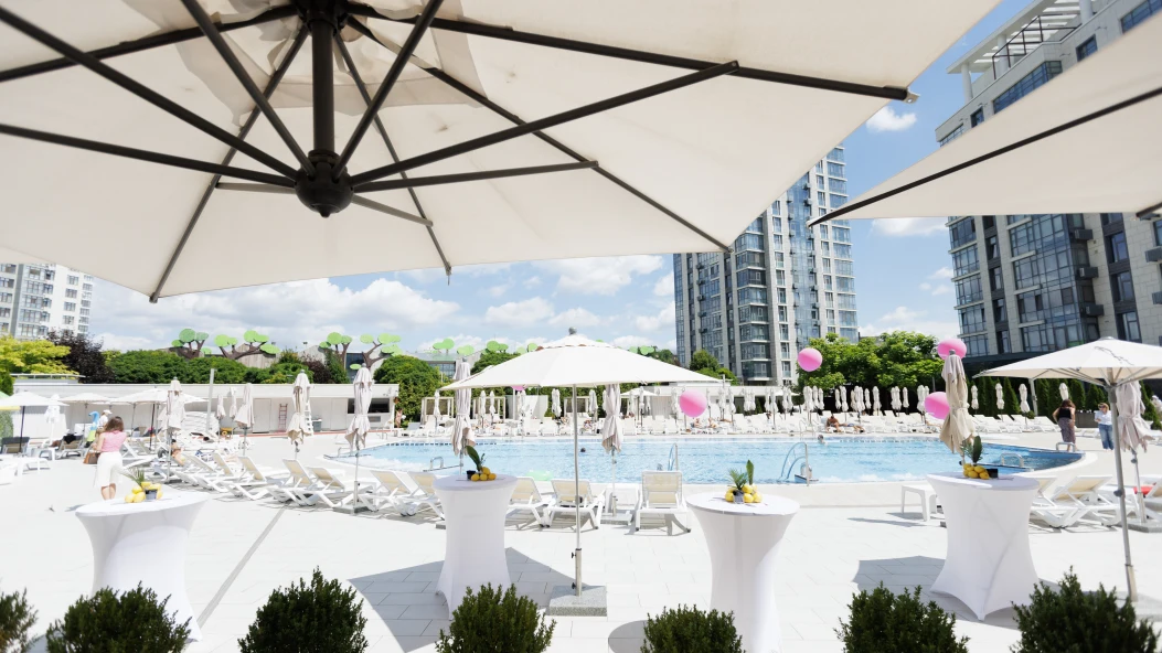 COSMOPOLITAN SUMMER DAY: день краси, натхнення і відпочинку біля басейну