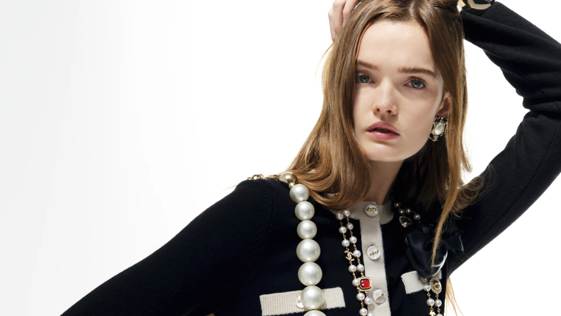 Chanel продемонстрував колекцію осінь-зима — 2025/26 разом із моделлю Лулу Тенні 