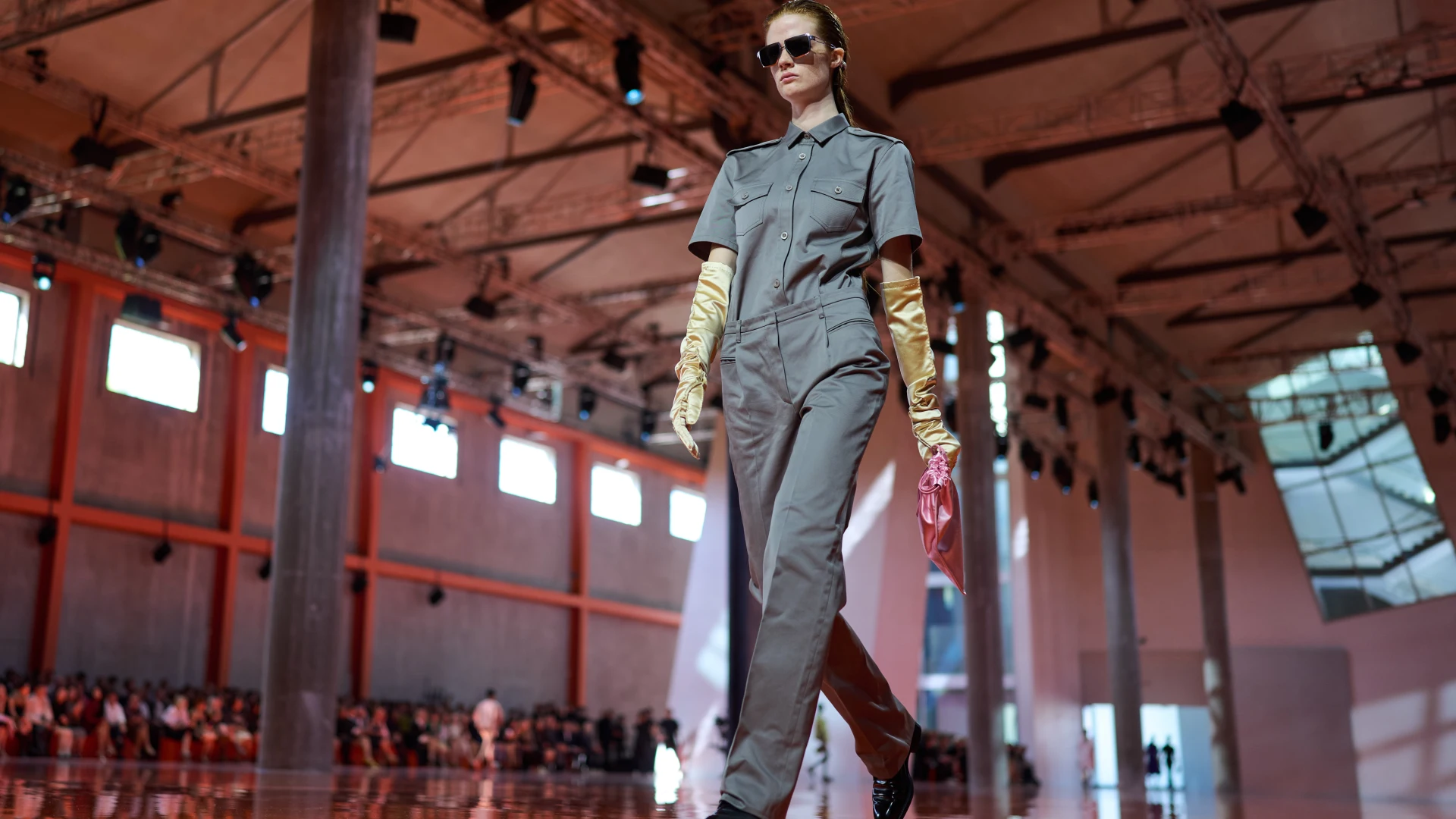Prada весна-літо — 2026: відповідь Міуччі Прада і Рафа Сімонса на перевантаження сучасної культури