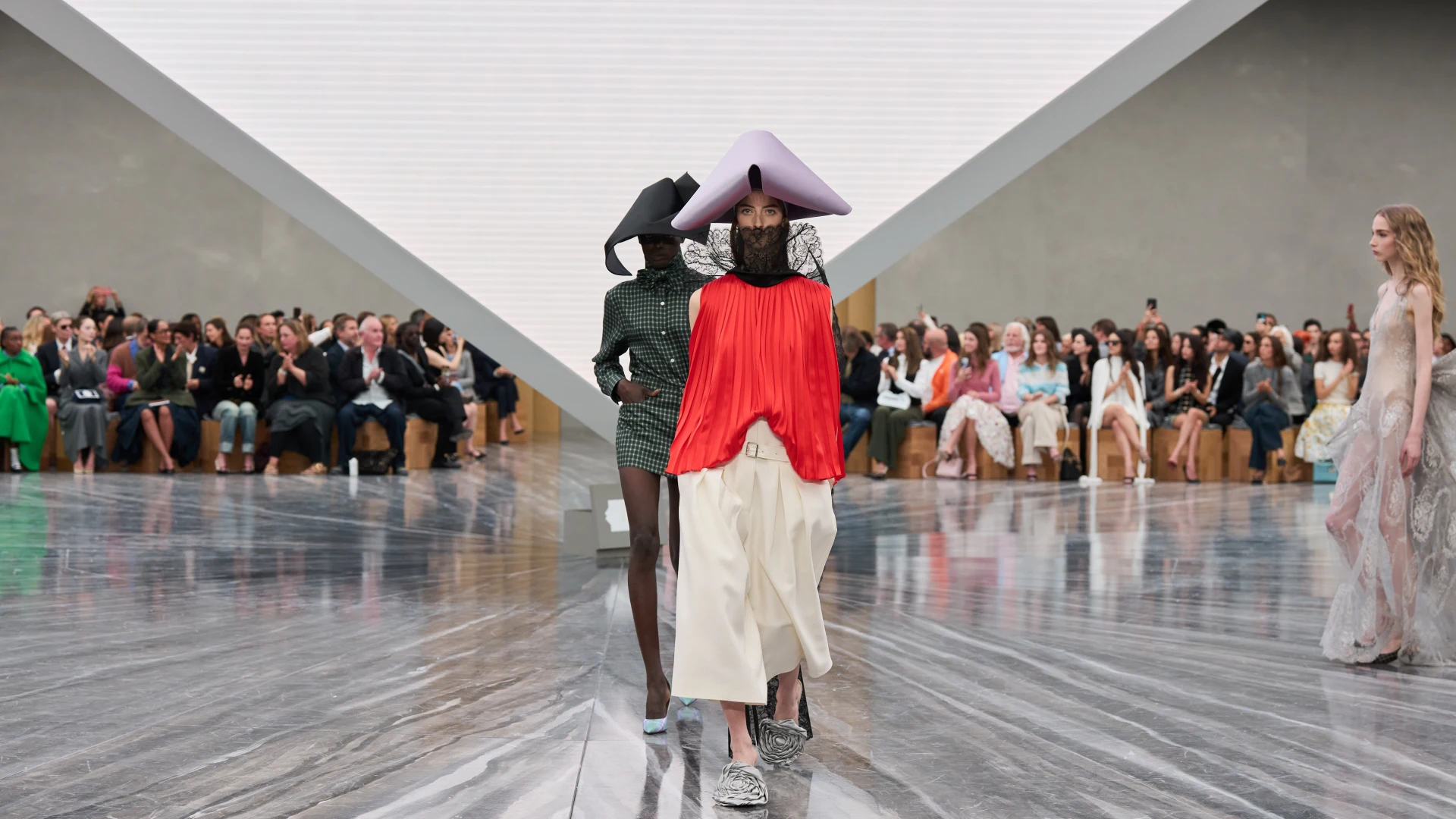 Christian Dior весна-літо — 2026: Джонатан Андерсон представив свою дебютну жіночу колекцію