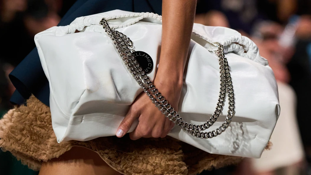 Як повторити манікюр із ефектом перлів із шоу Stella McCartney весна-літо — 2026