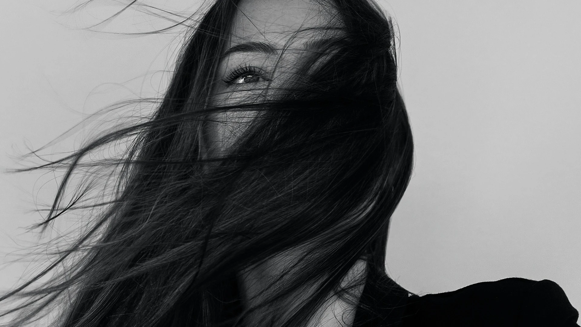 7 парфумів для волосся, які подарують відпочинок від гучних ароматів