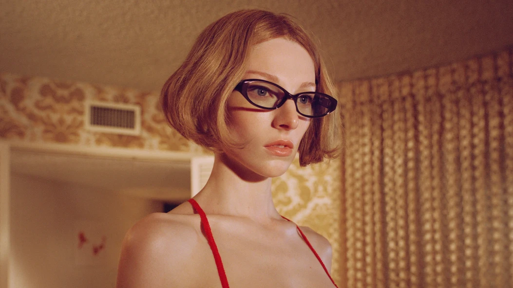 Gentle Monster представив короткометражний фільм Наді Лі Коен за участі Гантер Шафер