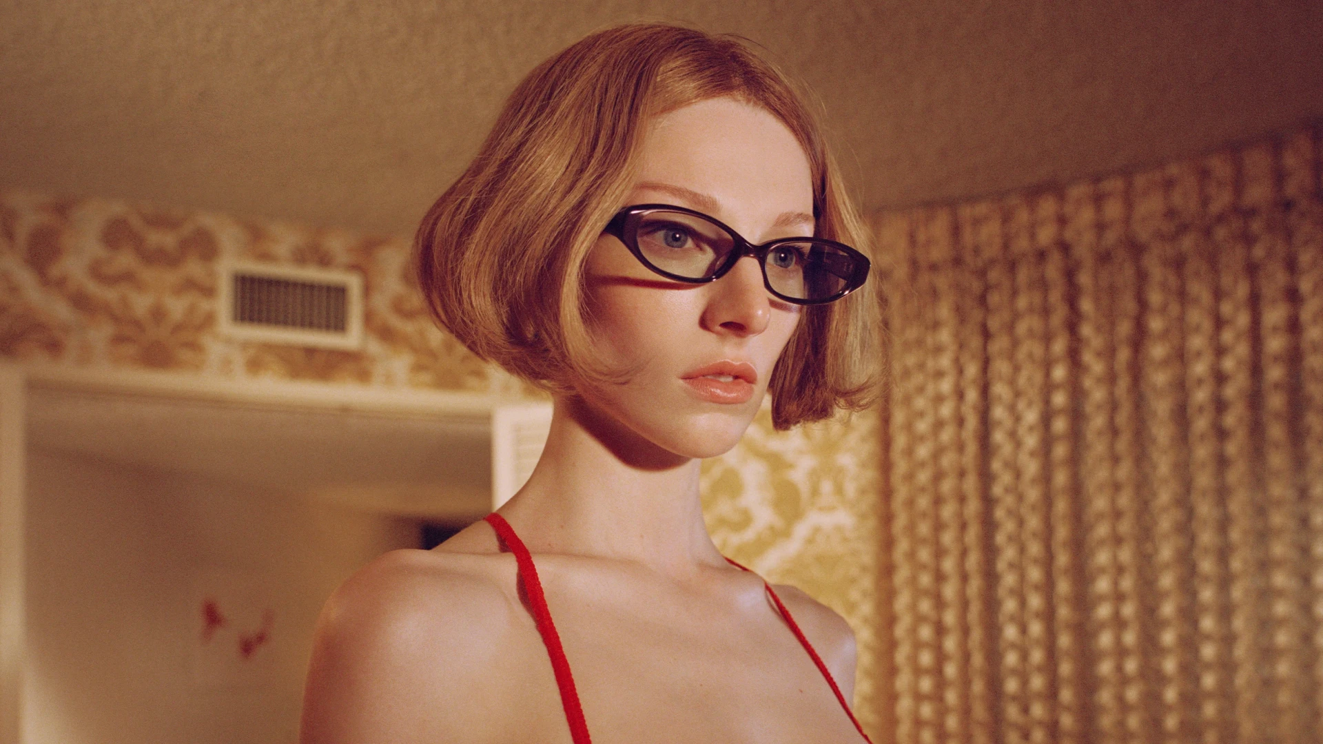 Gentle Monster представив короткометражний фільм Наді Лі Коен за участі Гантер Шафер