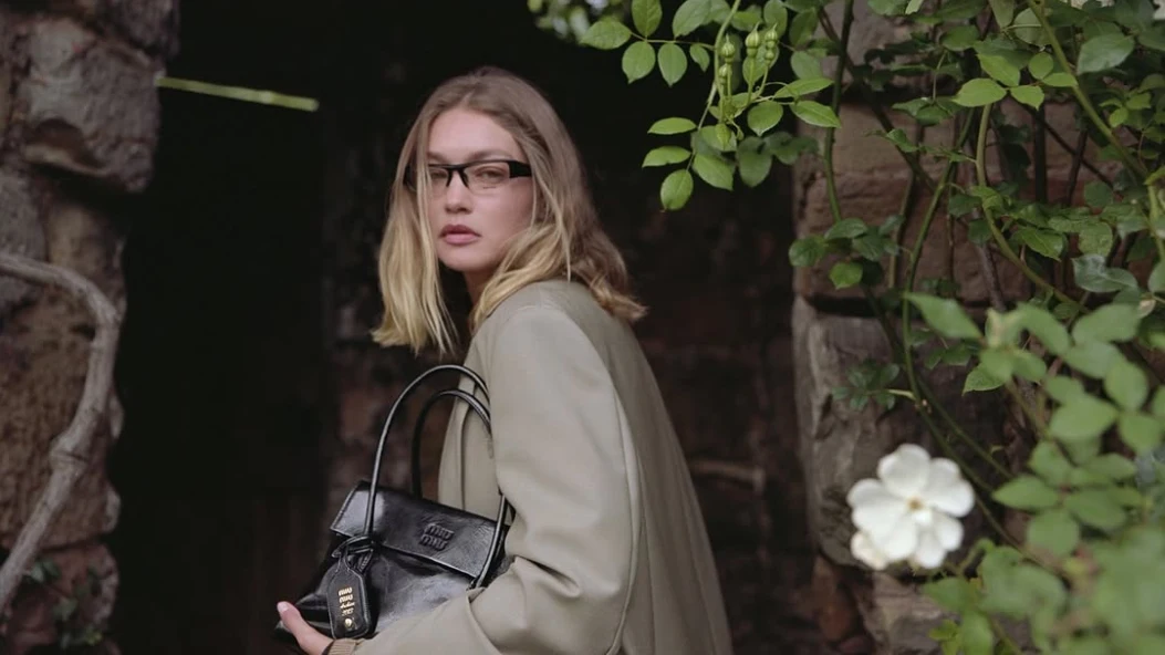 Miu Miu представив святковий кампейн за участі Джіджі Хадід 